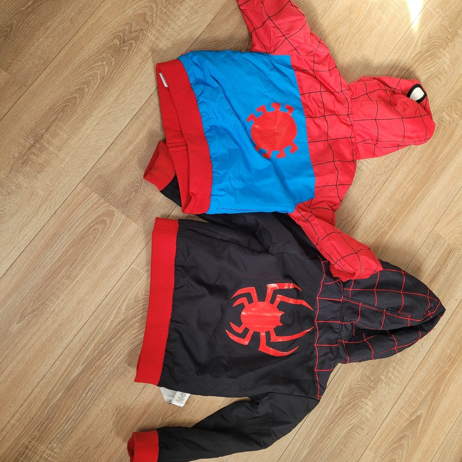 Spiderman omkeerbare jassen- Rood en Zwart (2 stuks), Ophalen of Verzenden, Gebruikt, Marvel, Jongen