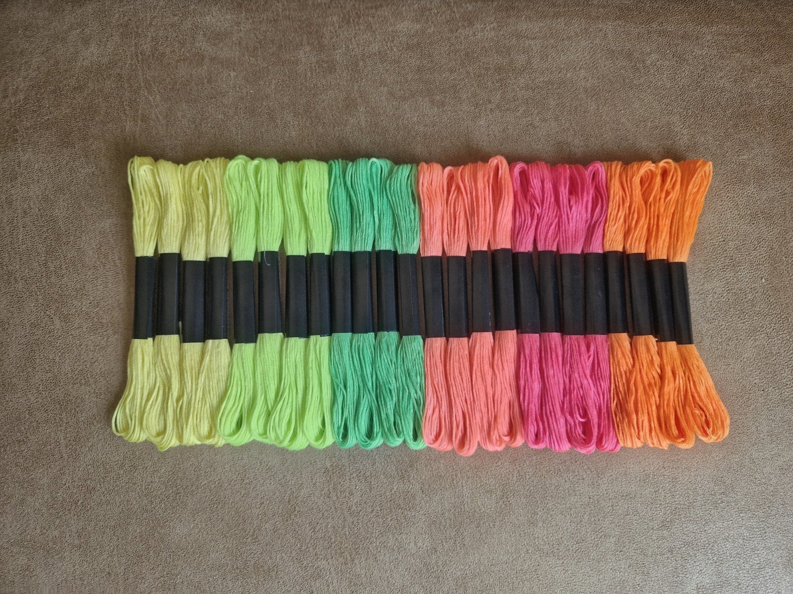 24 strengen fluorescerend borduurzijde borduurgaren, Ophalen of Verzenden, Nieuw, Handborduren, Borduurgaren of Zijde