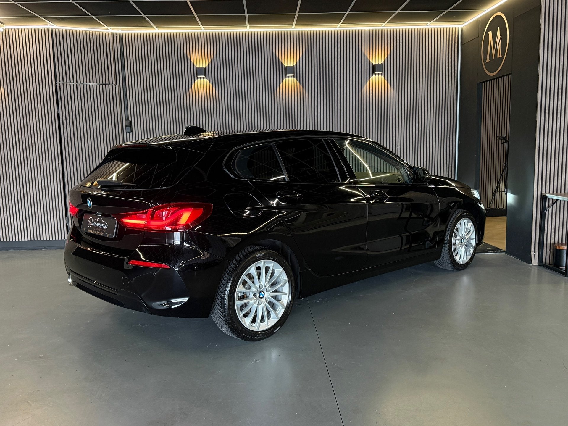 BMW 1-serie 118i Executive Edition |Digtale Dash|Automaat|Ap, Auto's, Dealer onderhouden, Gebruikt, Leder en Stof, Zwart