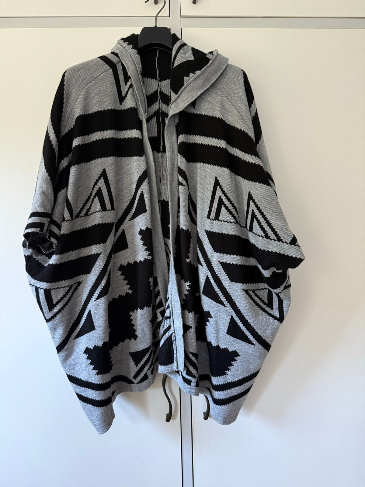 Poncho met capuchon - Grijs/Zwart - Maat S, Ophalen of Verzenden, Gedragen, Maat 36 (S), Grijs
