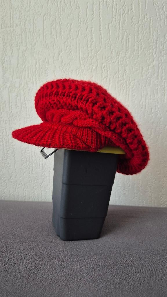 dames pet met klep, kleur rood, Ophalen of Verzenden, Zo goed als nieuw, One size fits all