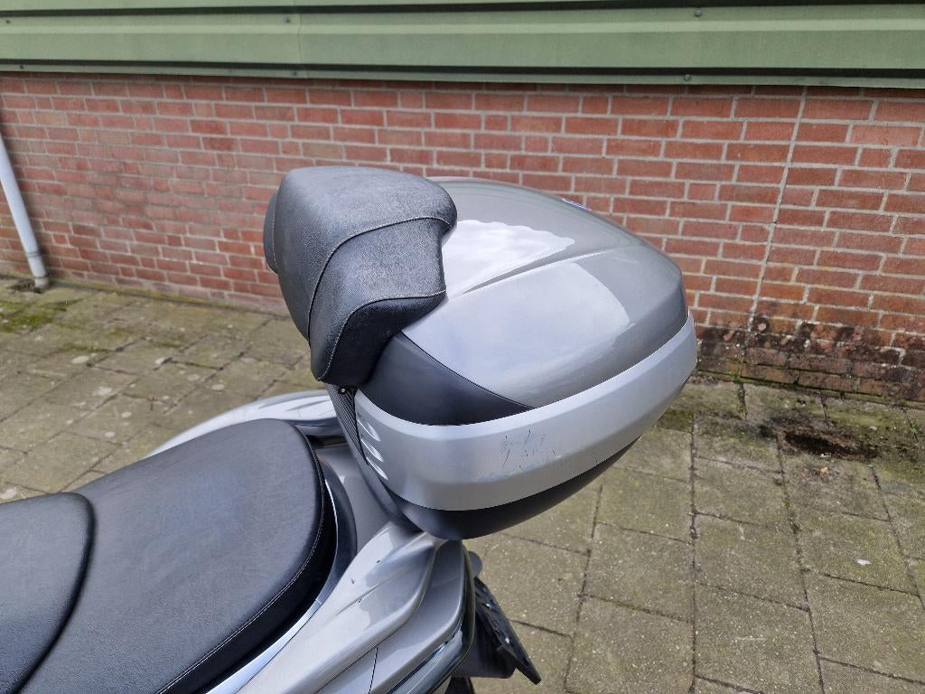 Grote piaggio topkoffer , zit nu op een piaggio X10 500cc, Ophalen