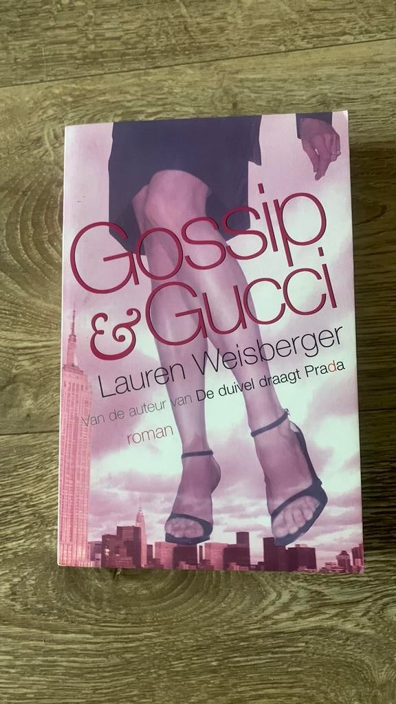 Lauren Weisberger - Gossip en Gucci, Ophalen of Verzenden, Zo goed als nieuw, Lauren Weisberger