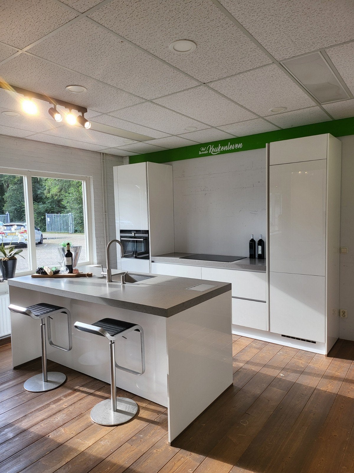 Moderne witte keuken met spoeleiland en Siemens appara, Ophalen, Wit, Overige typen, Met kookeiland