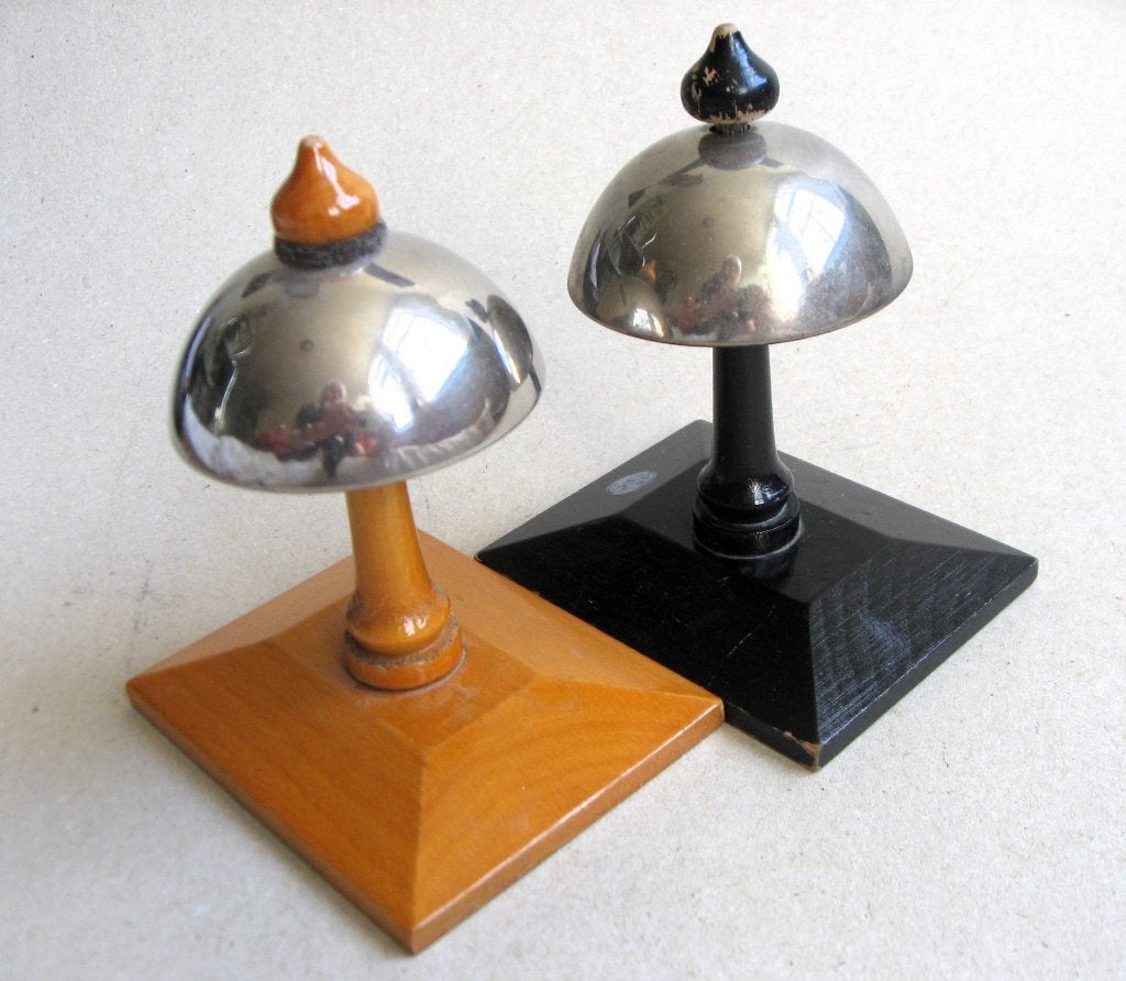 Twee Montessori bellen op houten voet, Ophalen of Verzenden