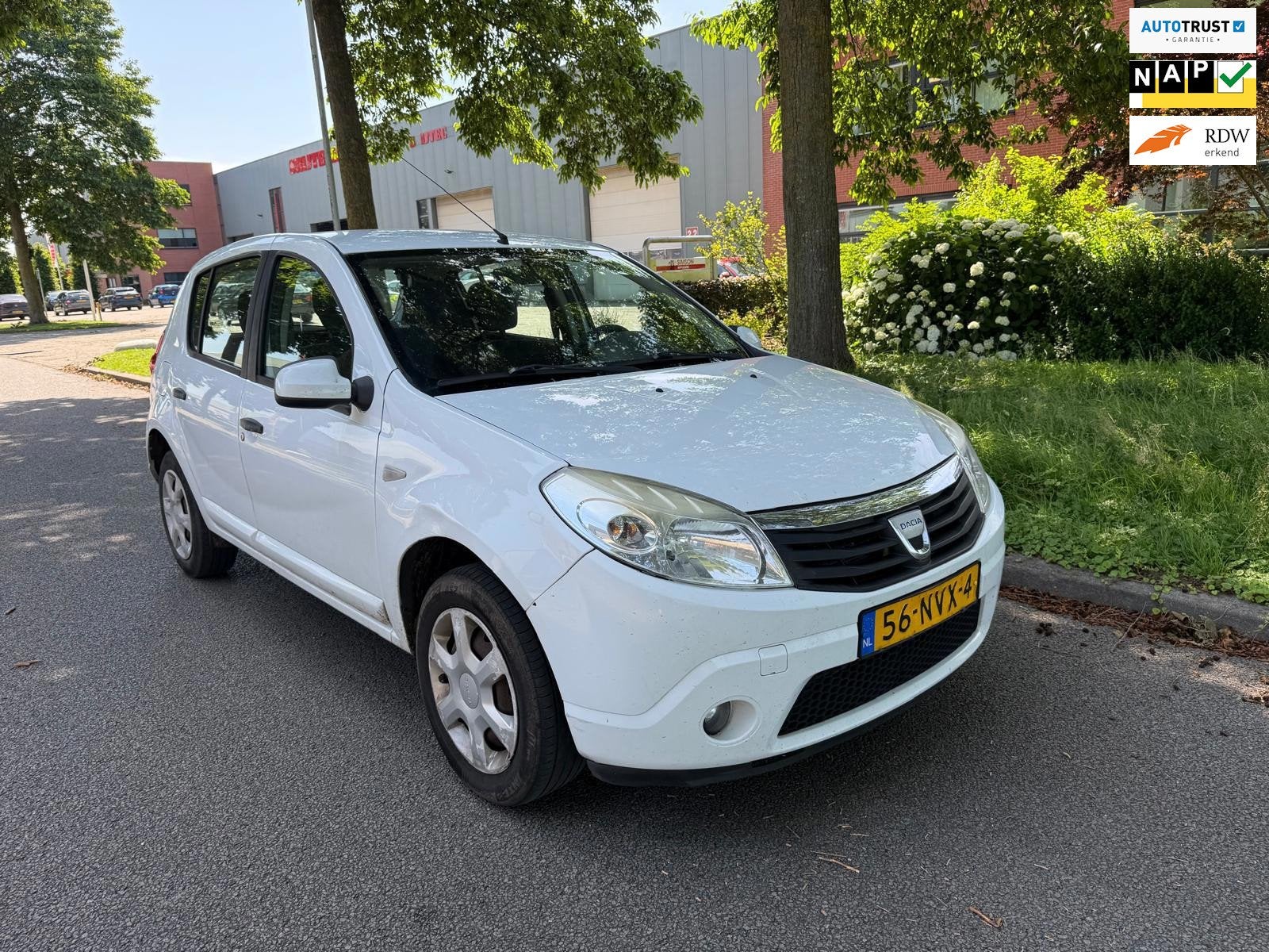 Dacia Sandero 1.2 Lauréate airco (IJS KOUD) E.LEKTR.RAMEN A, Voorwielaandrijving, Dealer onderhouden, Gebruikt, 31 €/maand