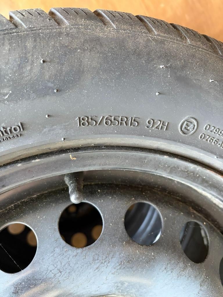 Winterbanden met velgen - Hankook 185/65R15, Auto-onderdelen, Banden en Velgen, Gebruikt, 15 inch, Banden en Velgen, Personenwagen