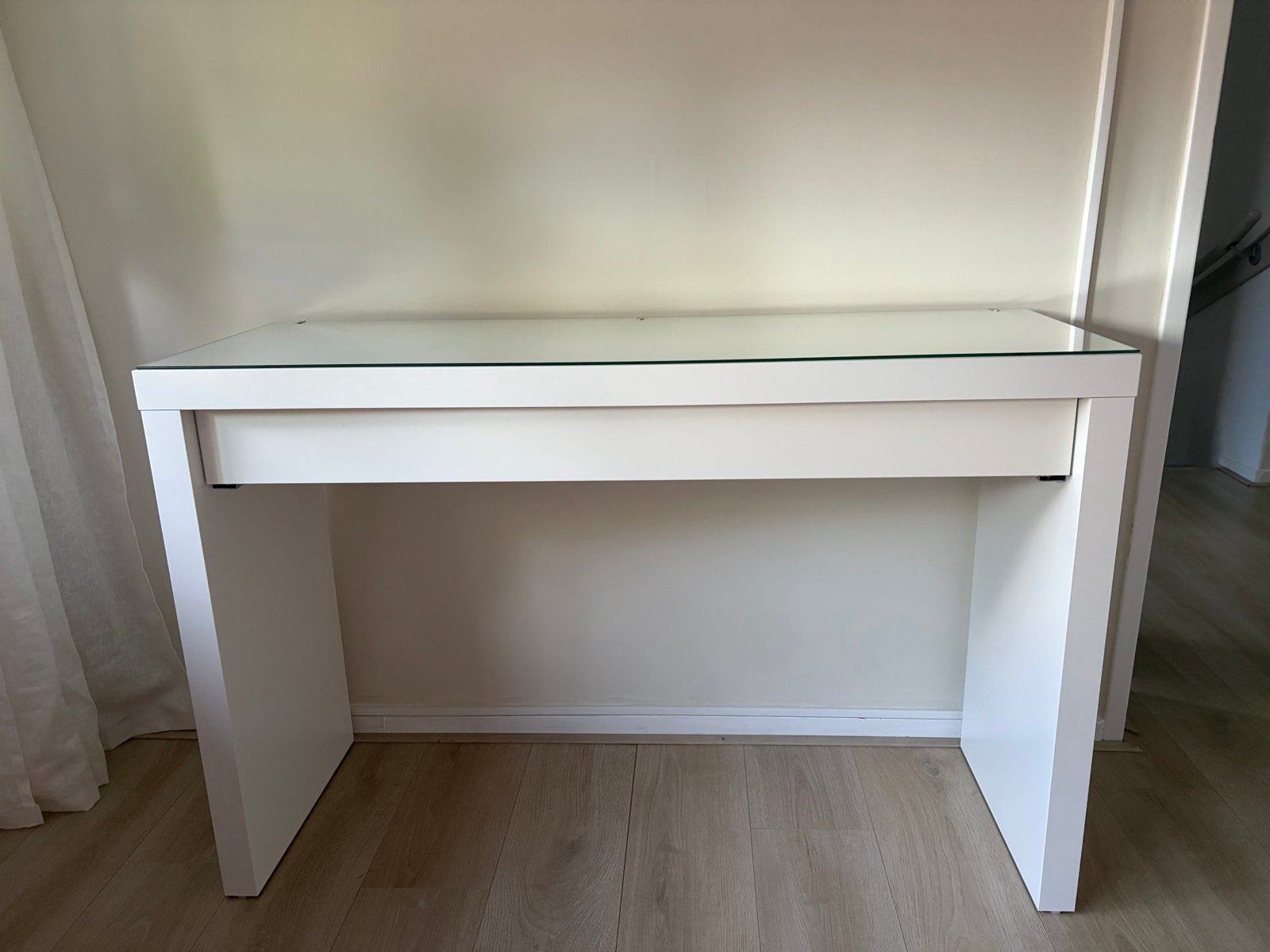 IKEA MALM Toilettafel/Bureau met Glasplaat - Wit, Huis en Inrichting, Ophalen, 100 tot 150 cm, Zo goed als nieuw, Minder dan 100 cm