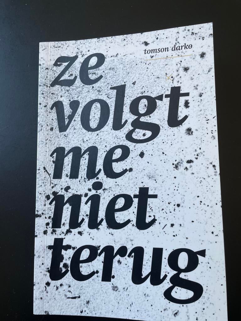 Ze volgt me niet terug - Tomson Darko (Gesigneerd), Ophalen of Verzenden, Zo goed als nieuw, Nederland