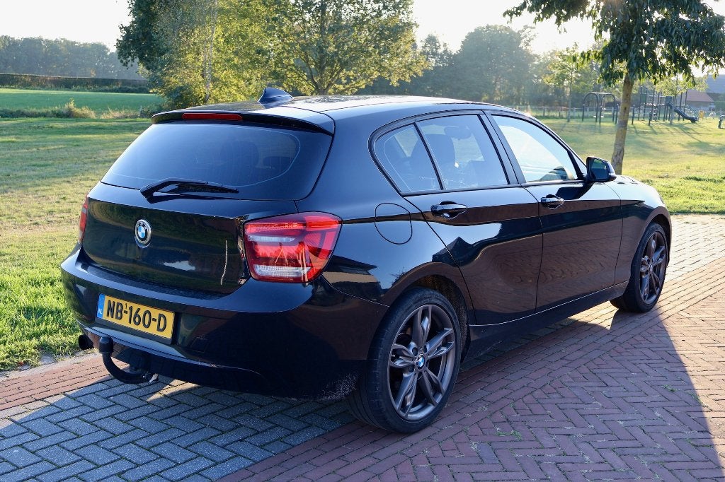 BMW 1-Serie 114i EDE / 5-DR (2014) Zwart, Auto's, 1-Serie, Zwart, 4 cilinders, Zwart
