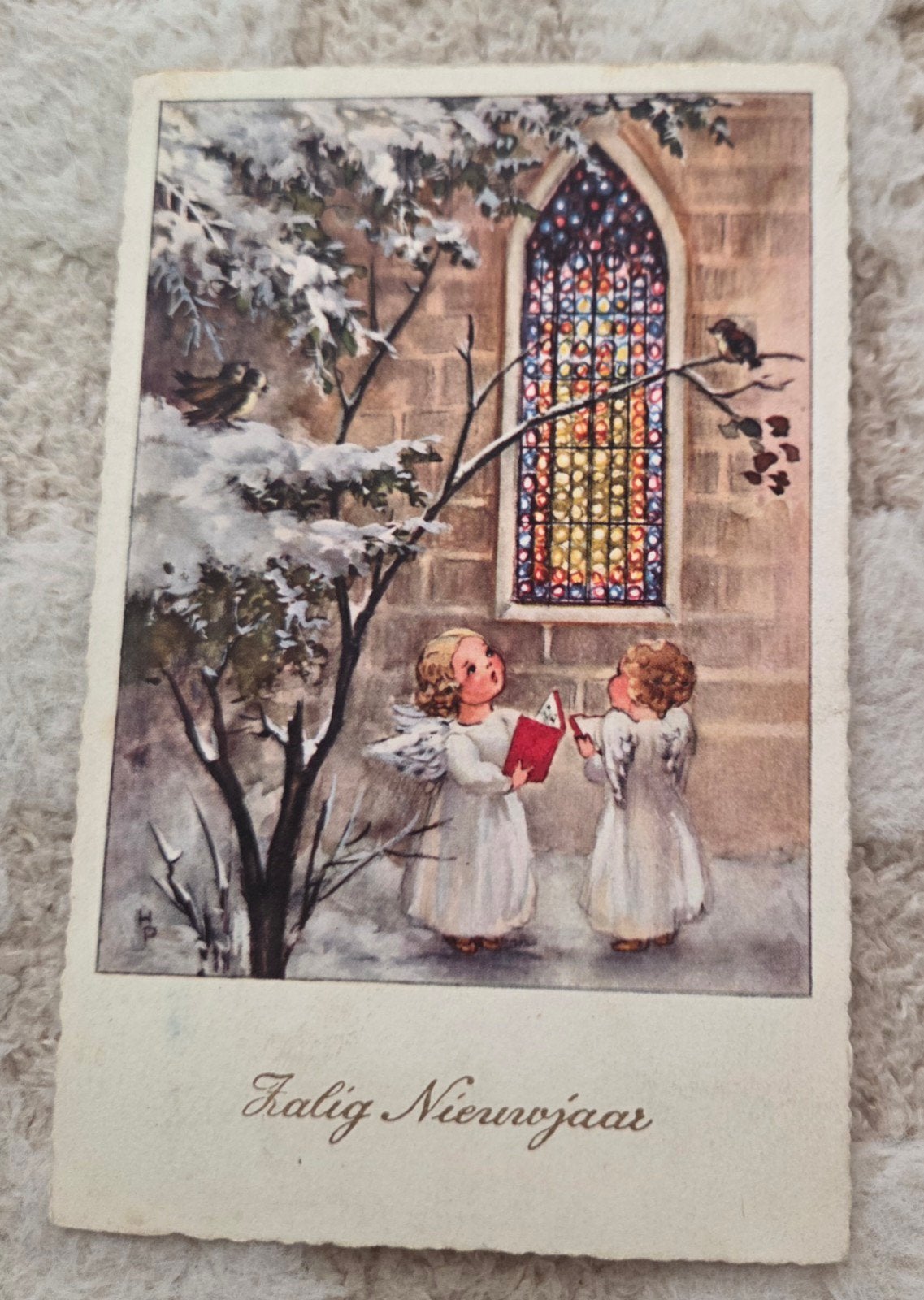 Oude kerstkaart 'Zalig Nieuwjaar' met engeltjes en kerk, Verzenden, 1940 tot 1960, Gelopen, Feest(dag)
