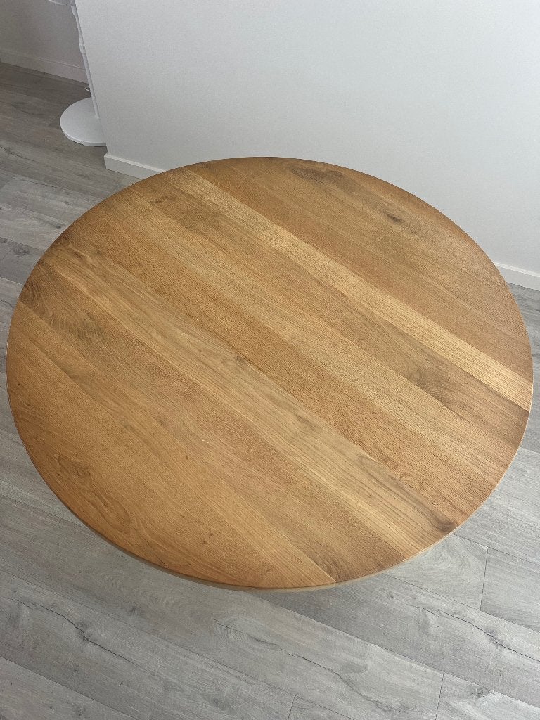 Ronde eettafel eikenhout met zwarte stalen kruispoot, Huis en Inrichting, Tafels | Eettafels, Ophalen, Zo goed als nieuw, Vier personen
