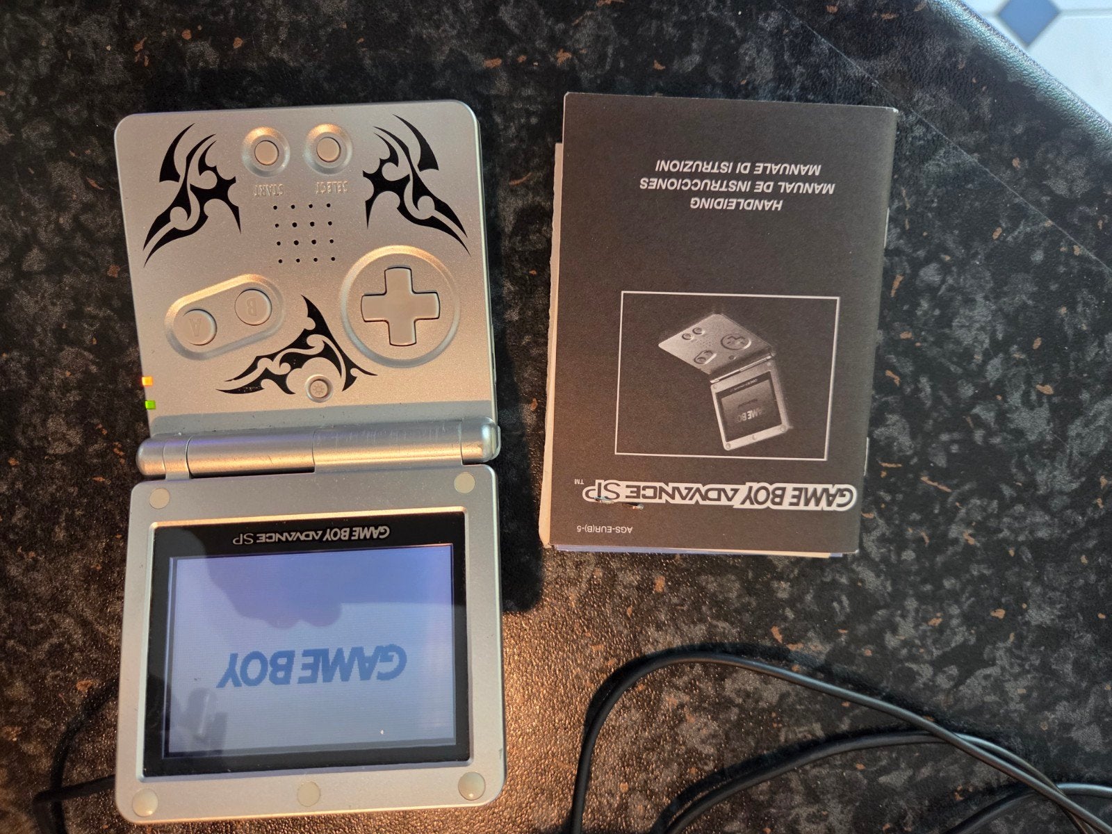 Game Boy Advance SP met lader en hoes - Zilver, 1 speler, Ophalen of Verzenden, Gebruikt, Vanaf 3 jaar