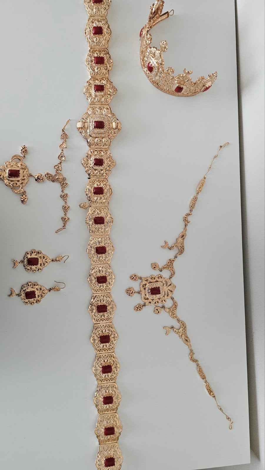 Marokkaanse gouden sieradenset met rode stenen, Nieuw, Ophalen of Verzenden, Met edelsteen, Goud