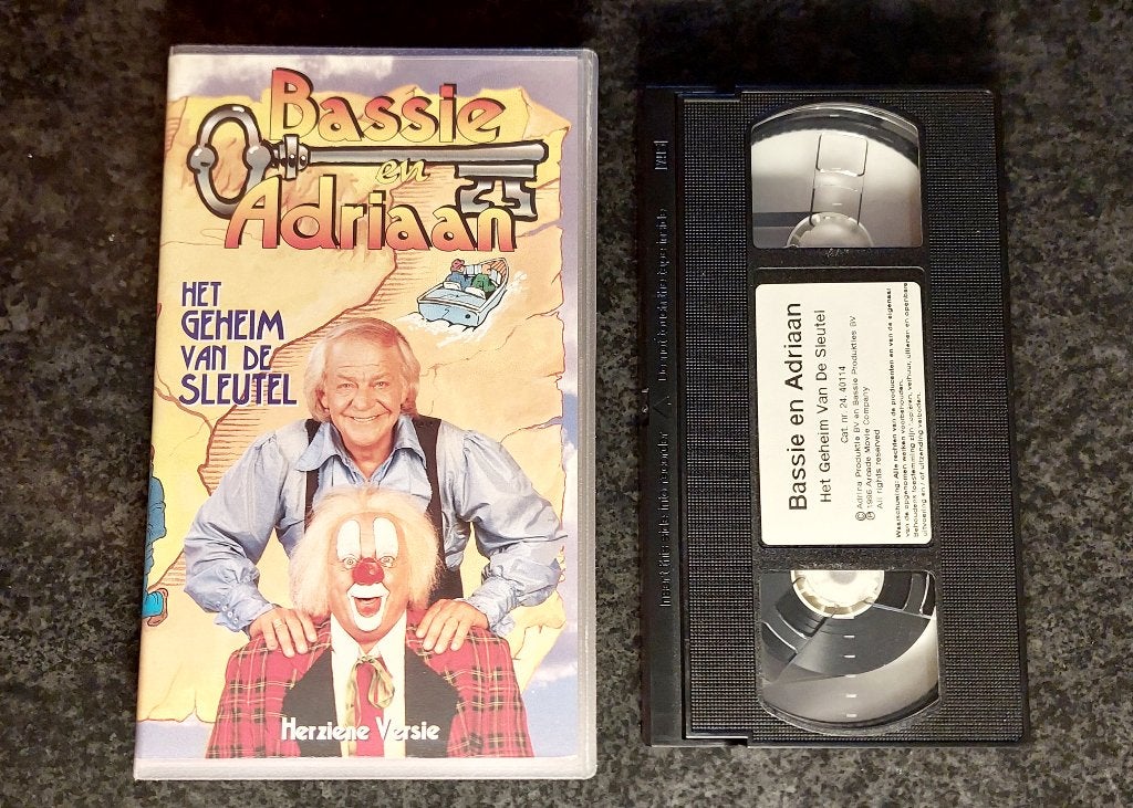 VHS Video Bassie & Adriaan Het Geheim Van De Sleutel as is, Cd's en Dvd's, Gebruikt, Alle leeftijden, Overige typen, Ophalen of Verzenden