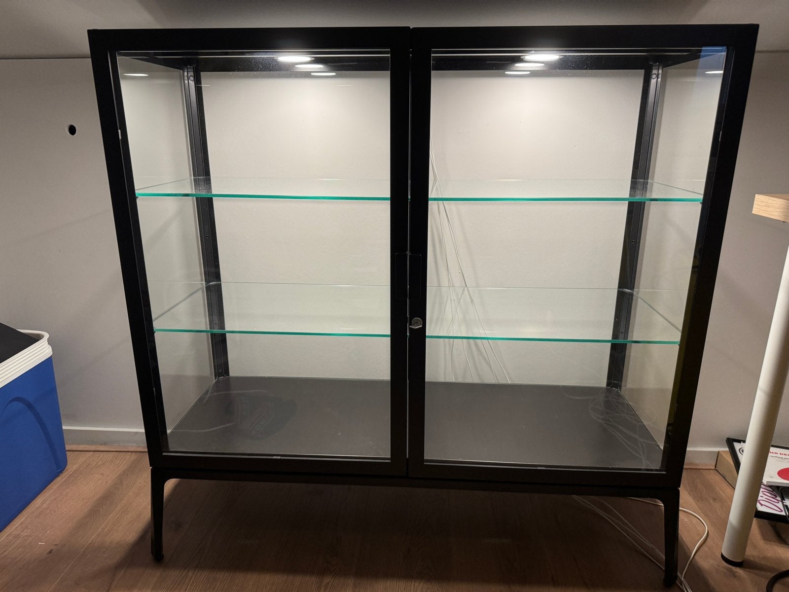 IKEA Milsbo vitrinekast met ingebouwde spotjes - Als nieuw!, Ophalen, 100 tot 150 cm, Minder dan 100 cm, 25 tot 50 cm