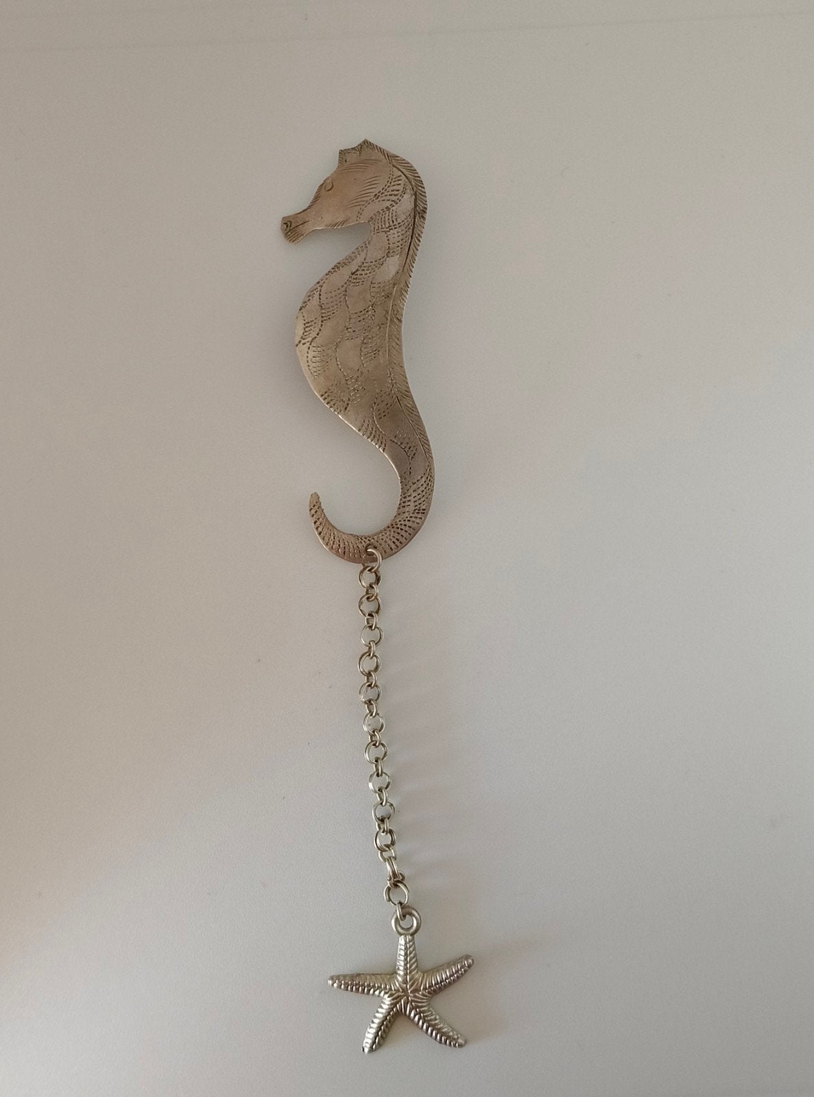 Vintage Metalen Art Deco Broche Zeepaard met Zeester 6cm, Ophalen of Verzenden, Zo goed als nieuw, Zilver, Overige materialen