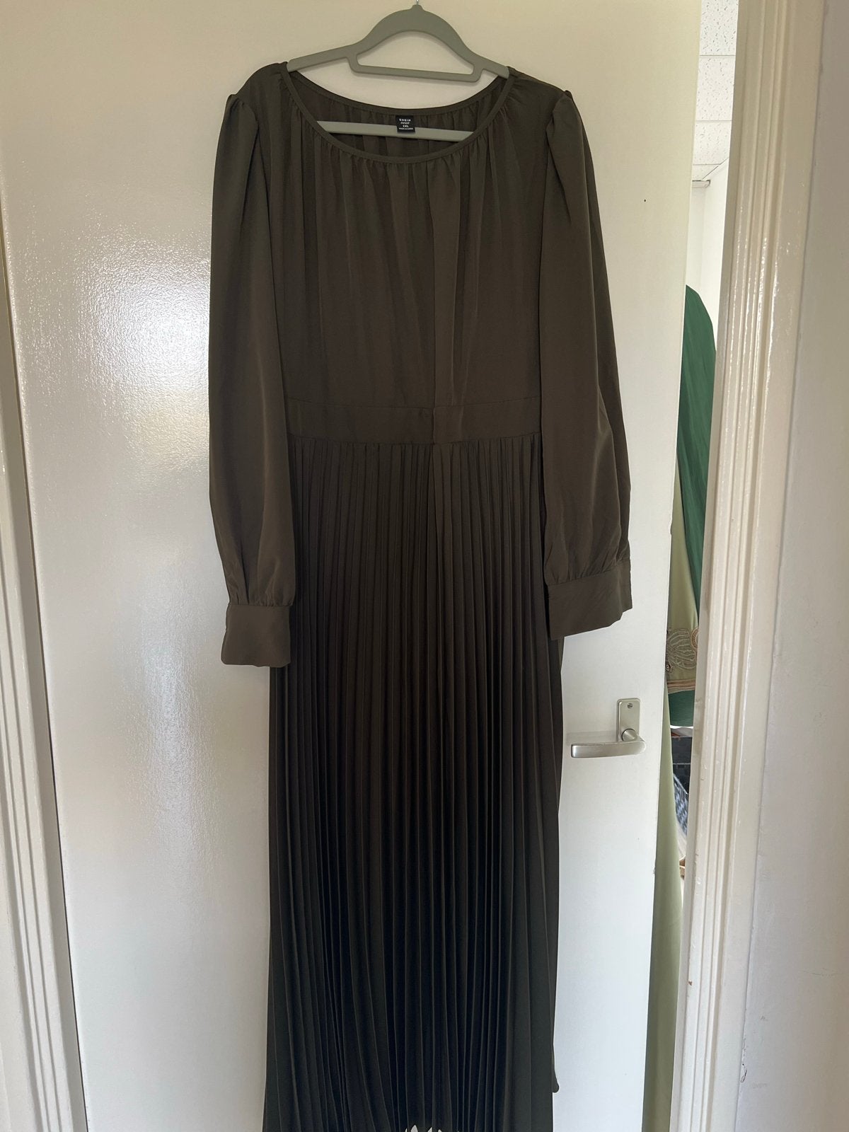 Mooie kaki plissé jurk, Ophalen, Maat 46/48 (XL) of groter, Zo goed als nieuw, Onder de knie