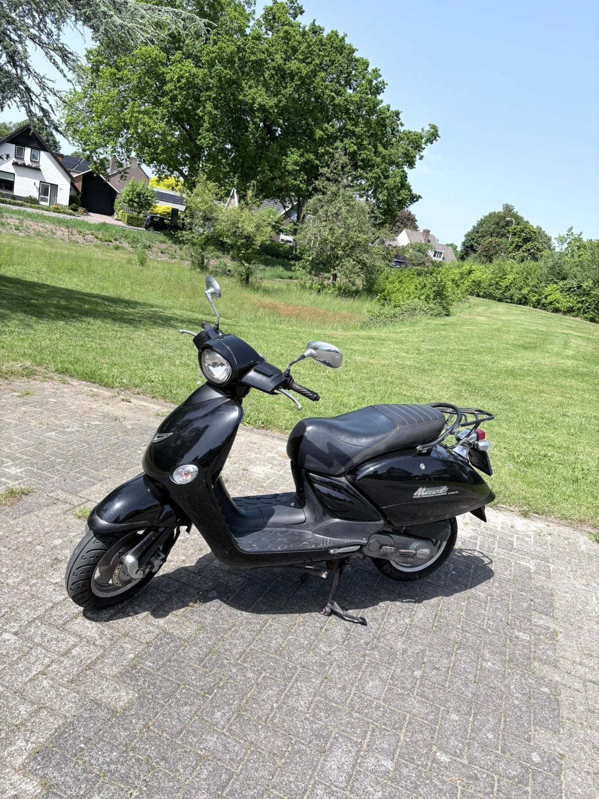 Scooter tekoop met papieren, Fietsen en Brommers, Ophalen, Zo goed als nieuw, Benzine, Overige modellen