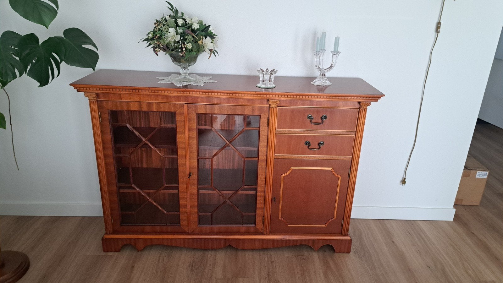 Mahonie dressoir met glazen deuren en lades, Ophalen