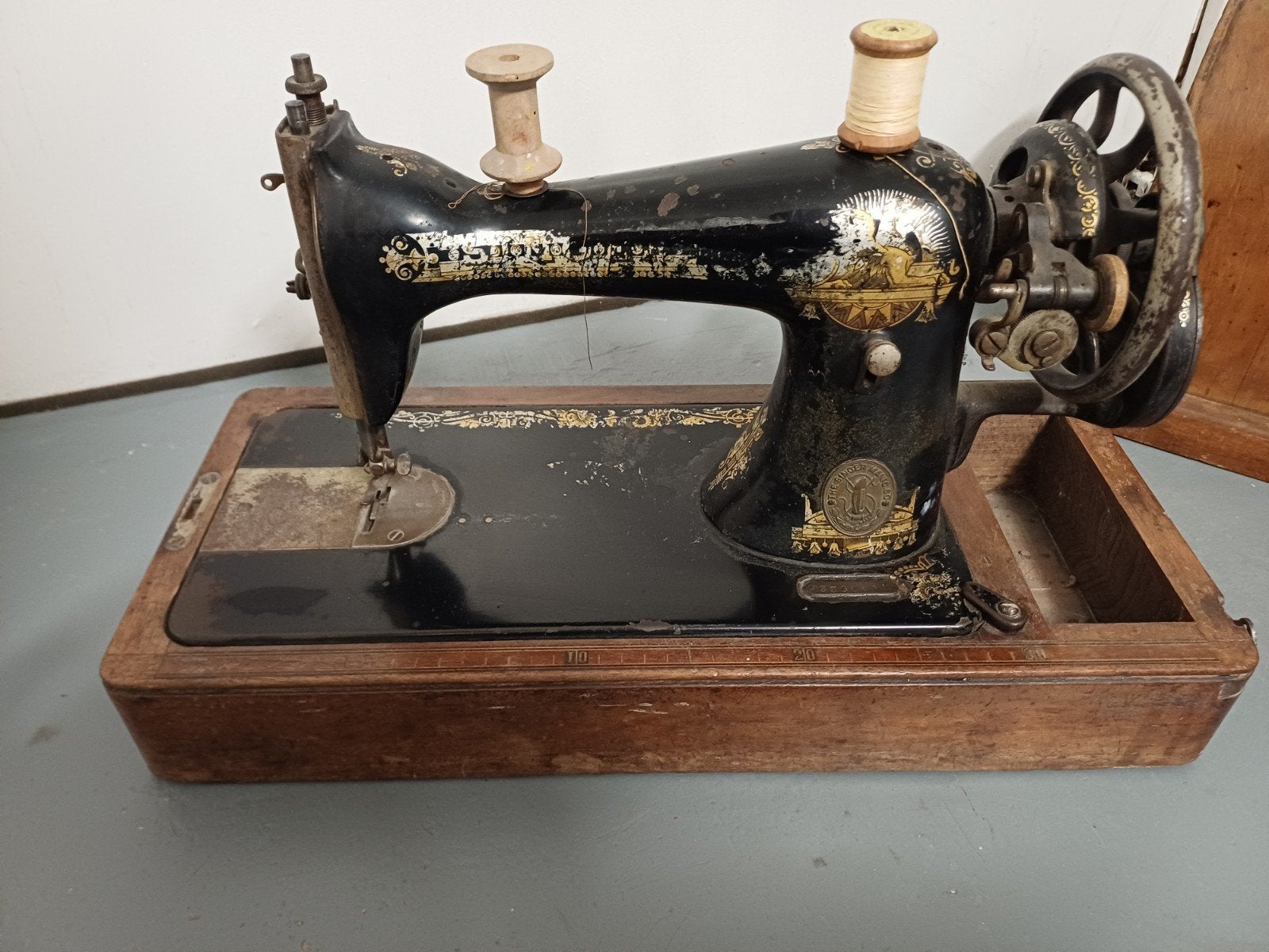 Antieke naaimachine, Ophalen