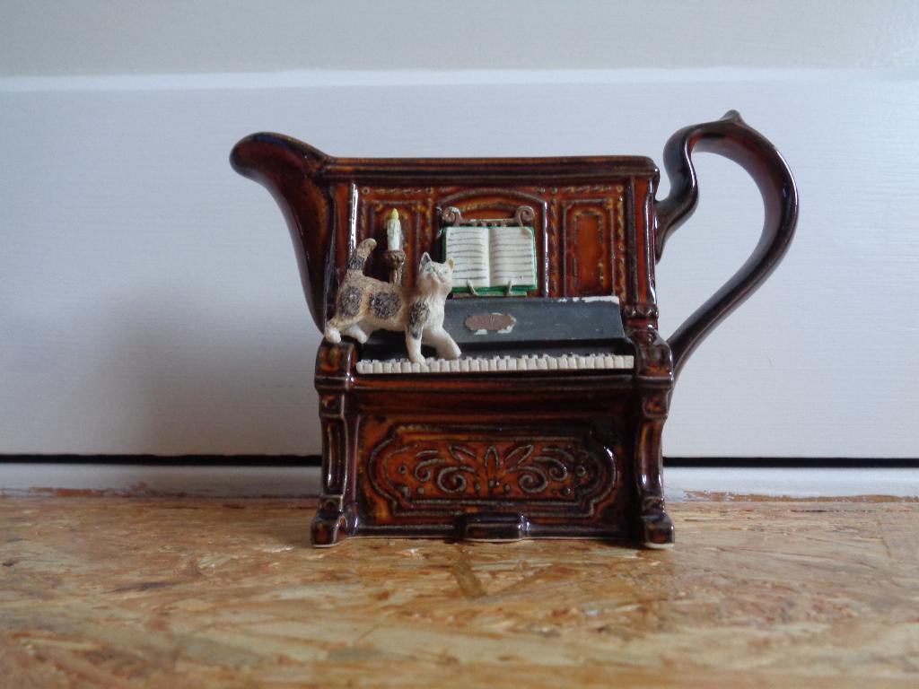 melkkannetje PIANO MET POES gemerkt Park Rose England, Ophalen of Verzenden