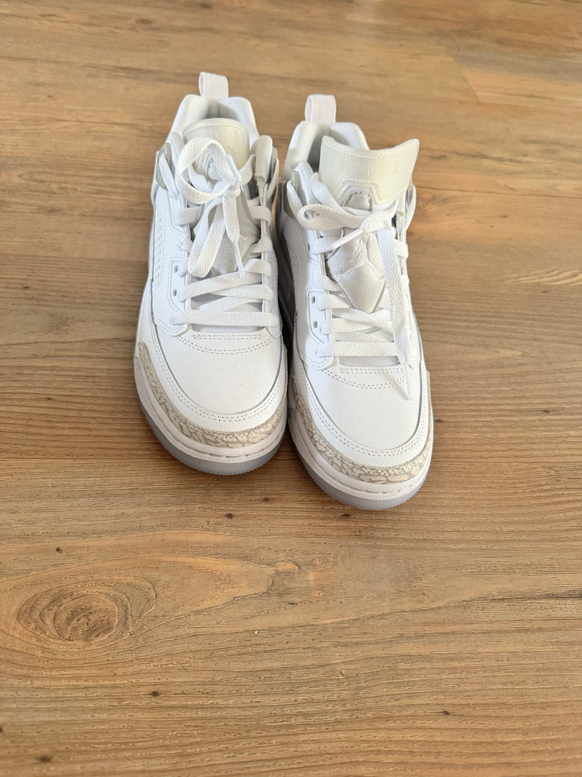 Witte Nike Jordan sneakers - Zo goed als nieuw, Ophalen of Verzenden, Zo goed als nieuw, Wit, Sneakers of Gympen