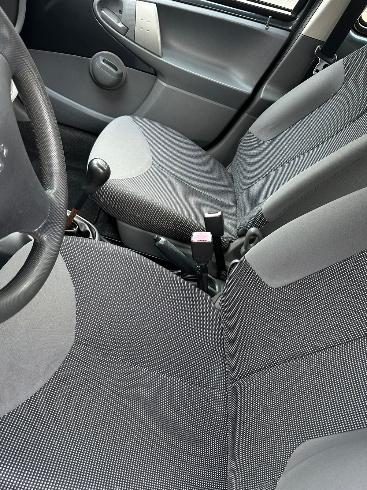 Peugeot 107 1.0 12V 5DR 2008 Grijs, Auto's, Voorwielaandrijving, Stof, 4 stoelen, 68 pk