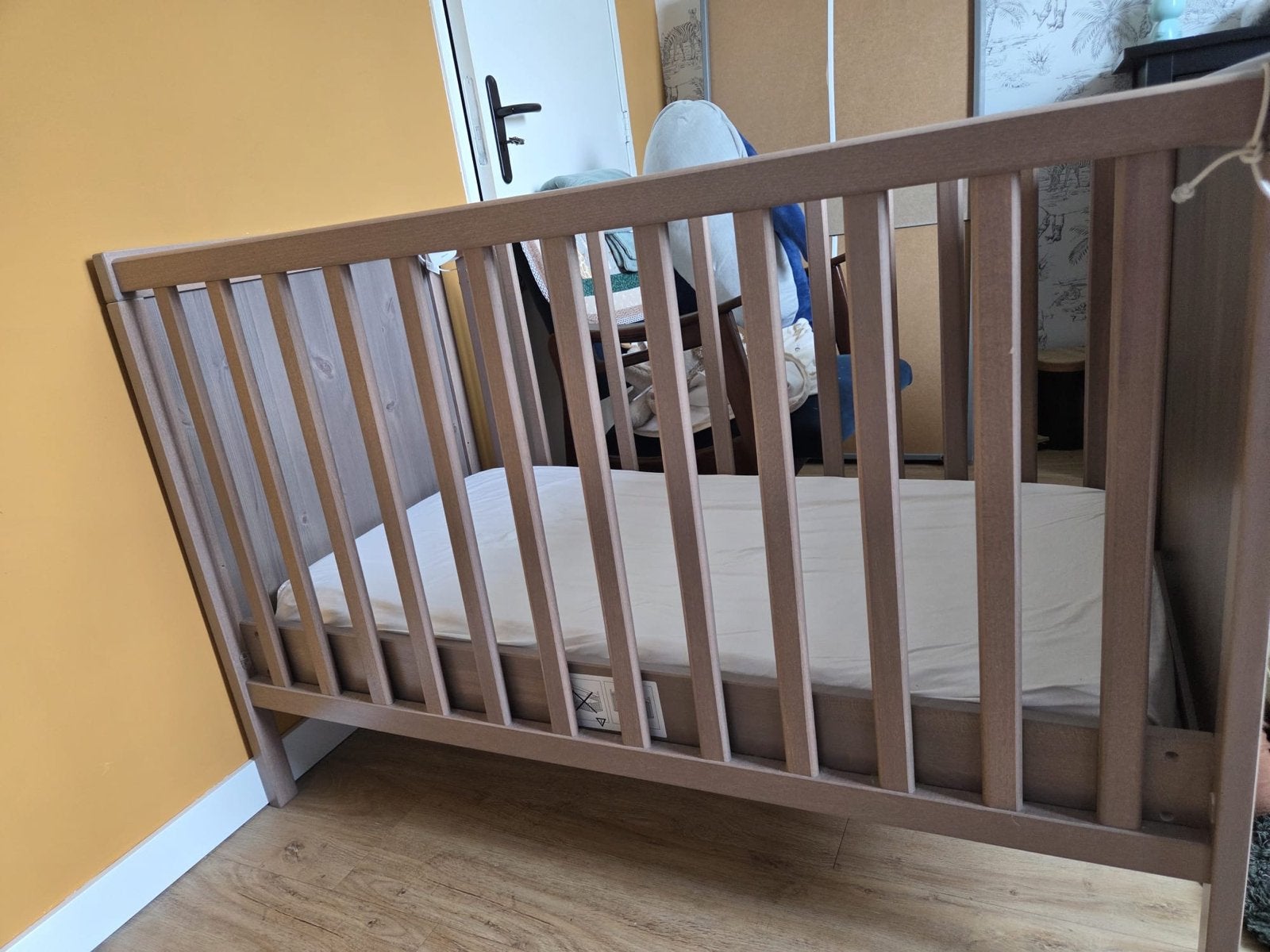 Houten ledikant met matras en lattenbodem, Ophalen, Zo goed als nieuw, Lattenbodem, Minder dan 140 cm