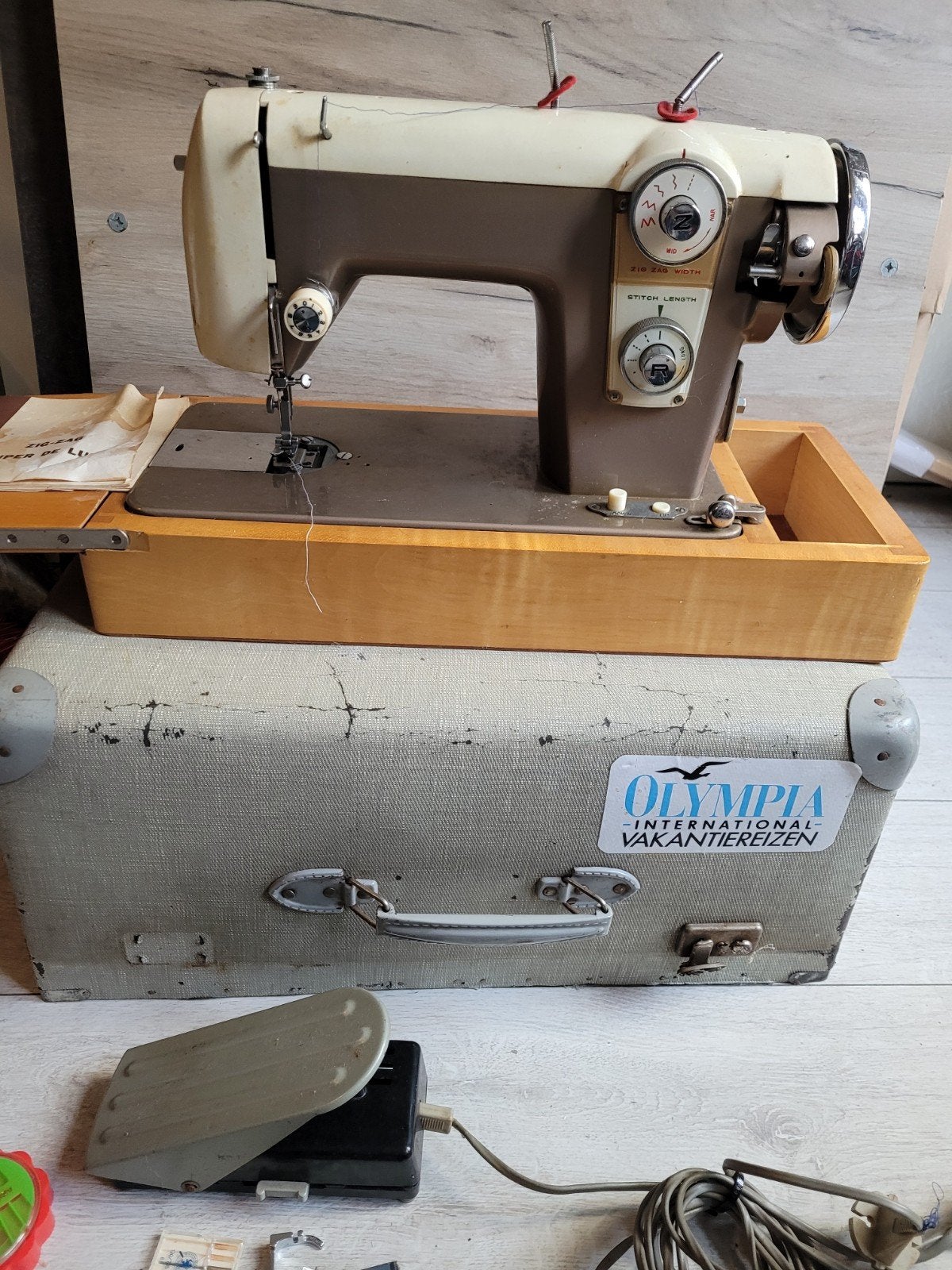 Vintage Zig-Zag Super De Luxe Naaimachine met Koffer, Ophalen, Gebruikt, Naaimachine, Overige merken