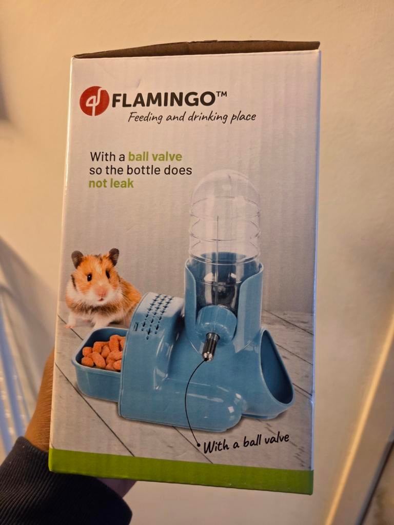 Drinkfles en voerbak en verstopplek in 1., Ophalen of Verzenden, Nieuw