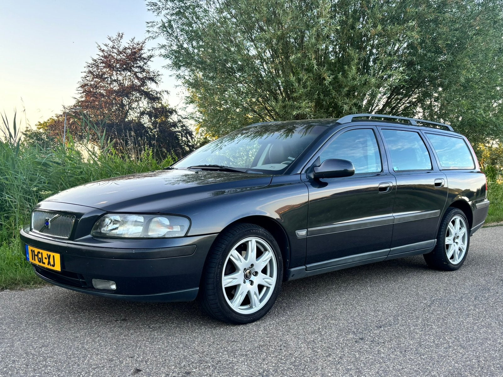 Volvo V70 2.4 170PK 2001 Grijs / Leder / Youngtimer / Trekh., Auto's, Volvo, Euro 5, 1800 kg, Beige, Automatische klimaatregeling