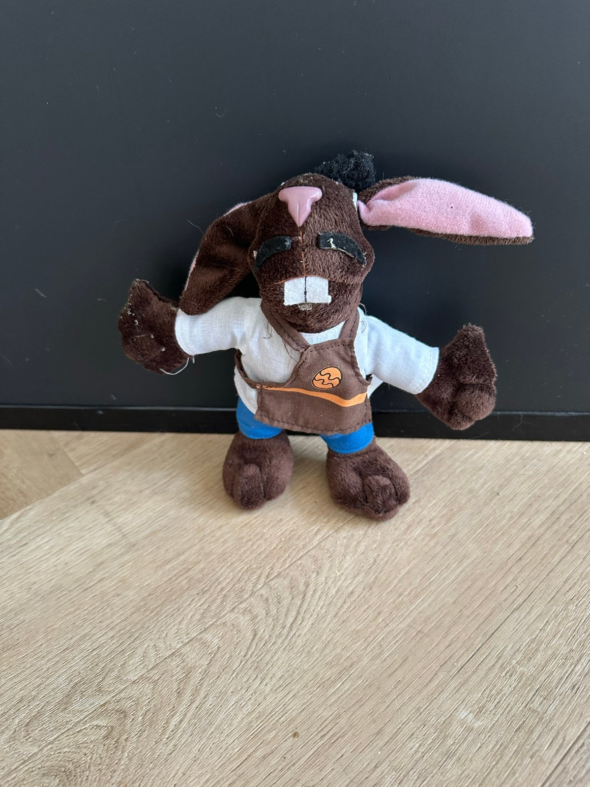 Knuffel konijn met schort, Gebruikt, Konijn, Ophalen of Verzenden, Met kleding of accessoire