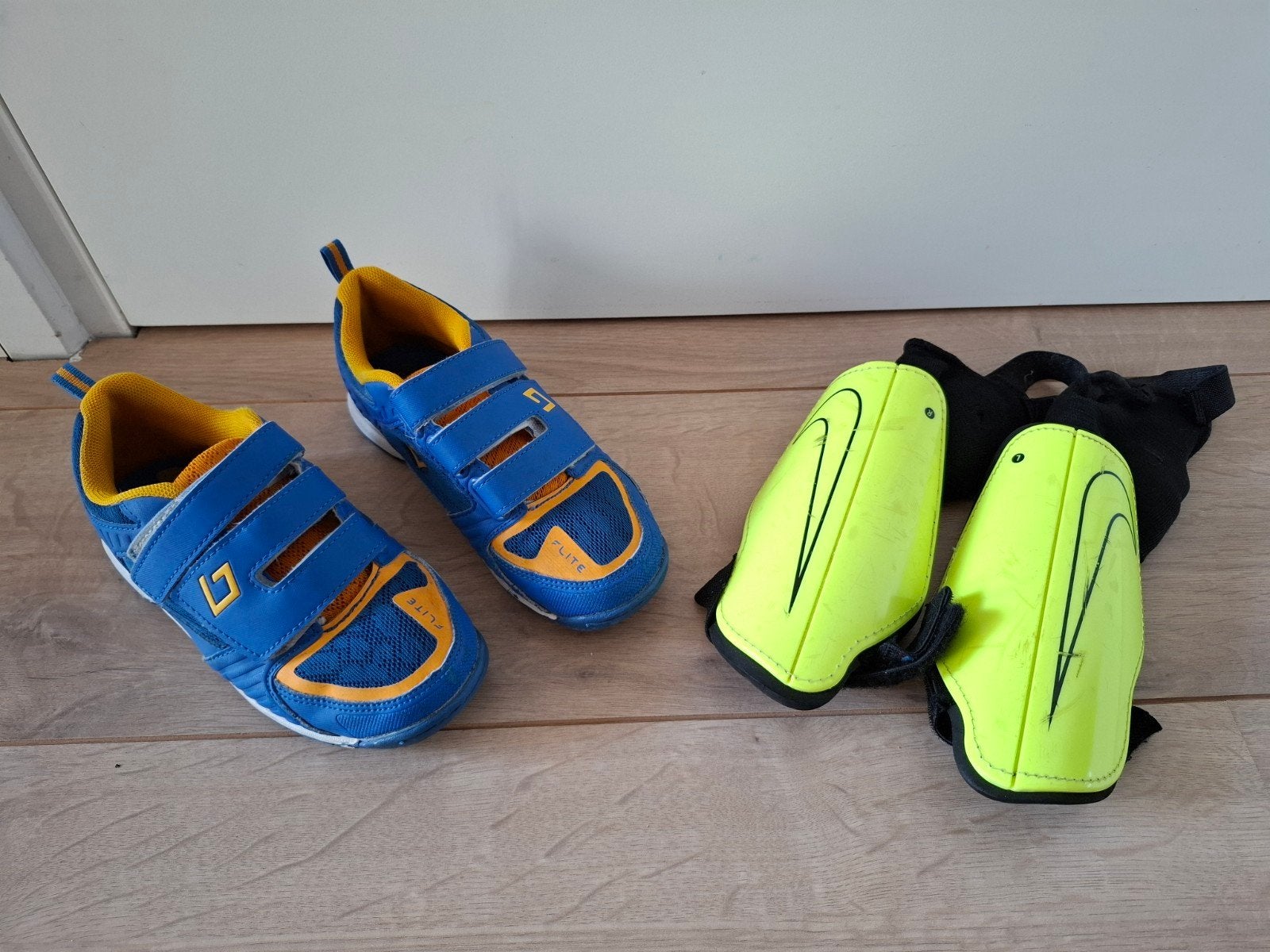 Zaalschoenen maat 33 en beschermers, Jongetje of Meisje, Ophalen of Verzenden, Gebruikt, Schoentjes