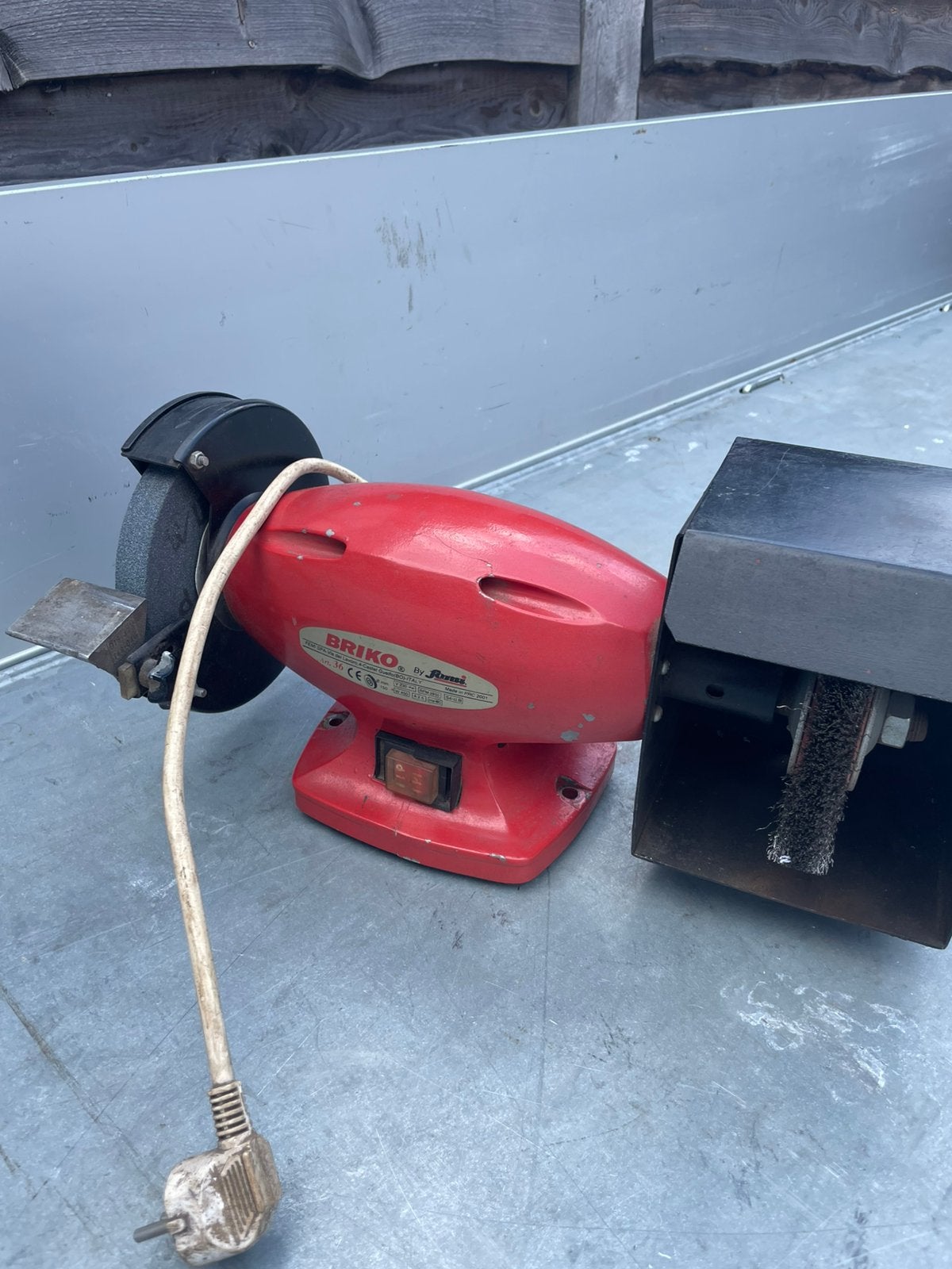 Slijpmachine  met  staal borstel, Ophalen, Zo goed als nieuw, 1200 watt of meer, Bandschuurmachine