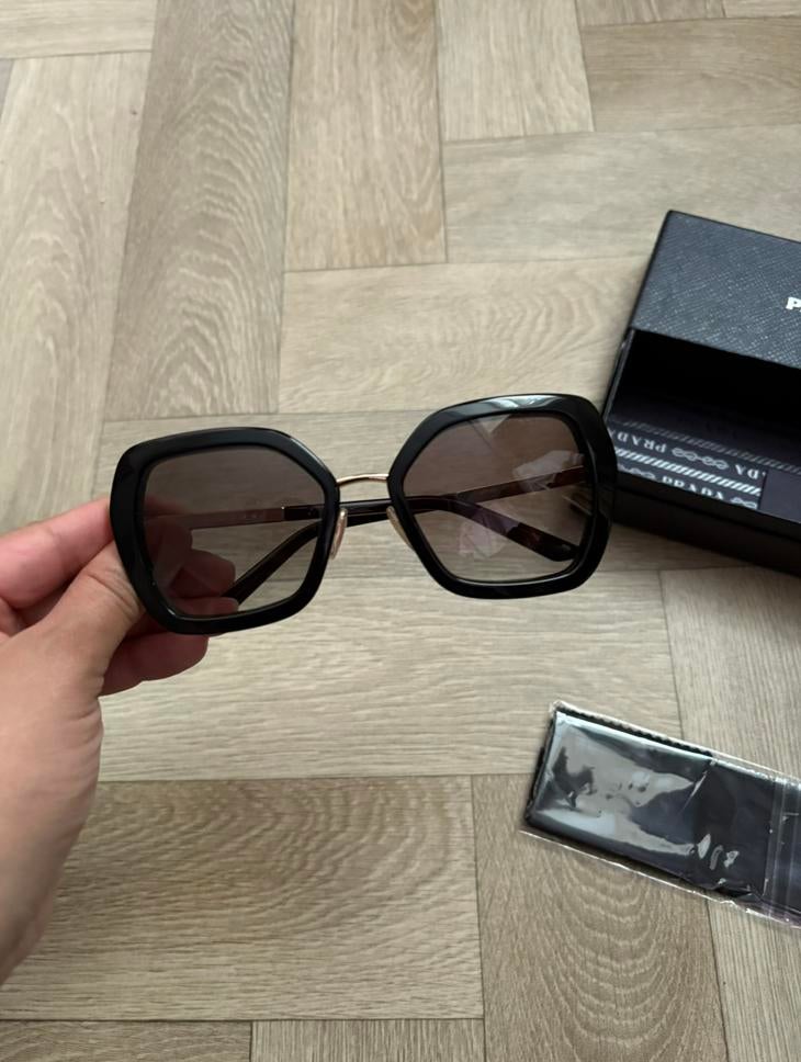 Prada zonnebril - zwart, Ophalen of Verzenden, Zo goed als nieuw, Zwart, Prada