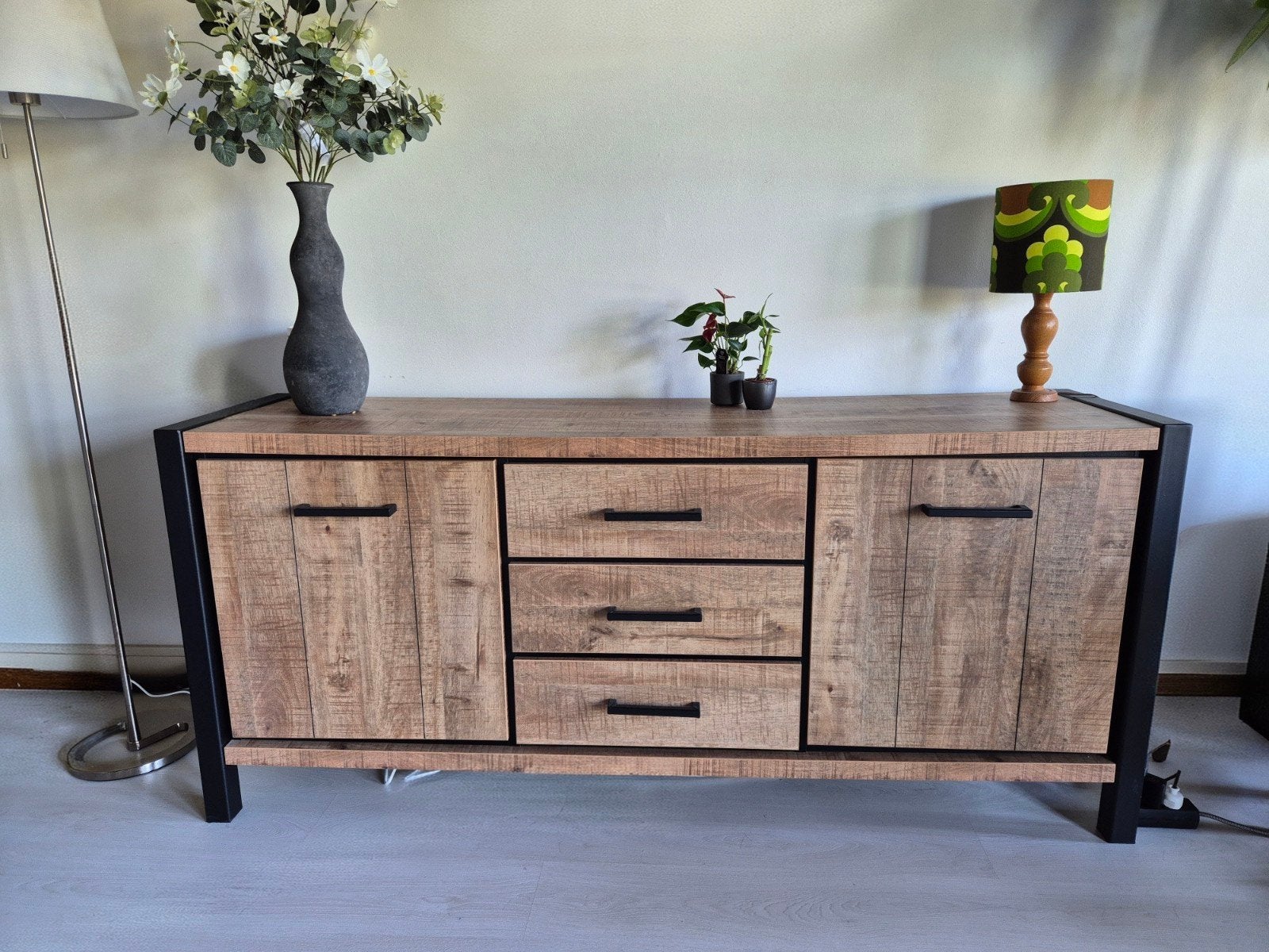 Mooi industrieel dressoir Mantera – 180 cm breed, Huis en Inrichting, Kasten | Dressoirs, Gebruikt, 150 tot 200 cm, 25 tot 50 cm
