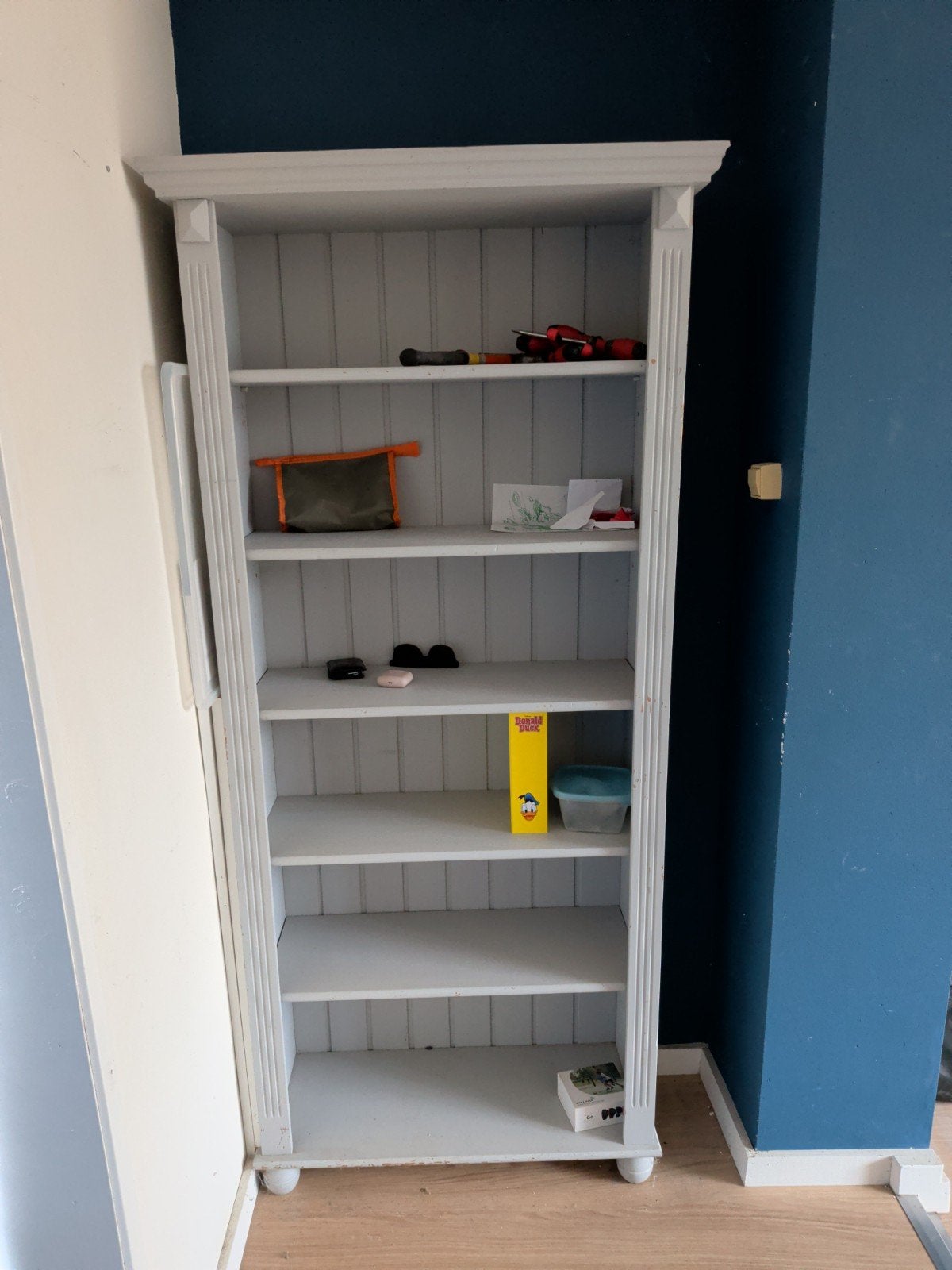 Grijze houten boekenkast met planken, Ophalen, Met plank(en), Gebruikt, Klassiek