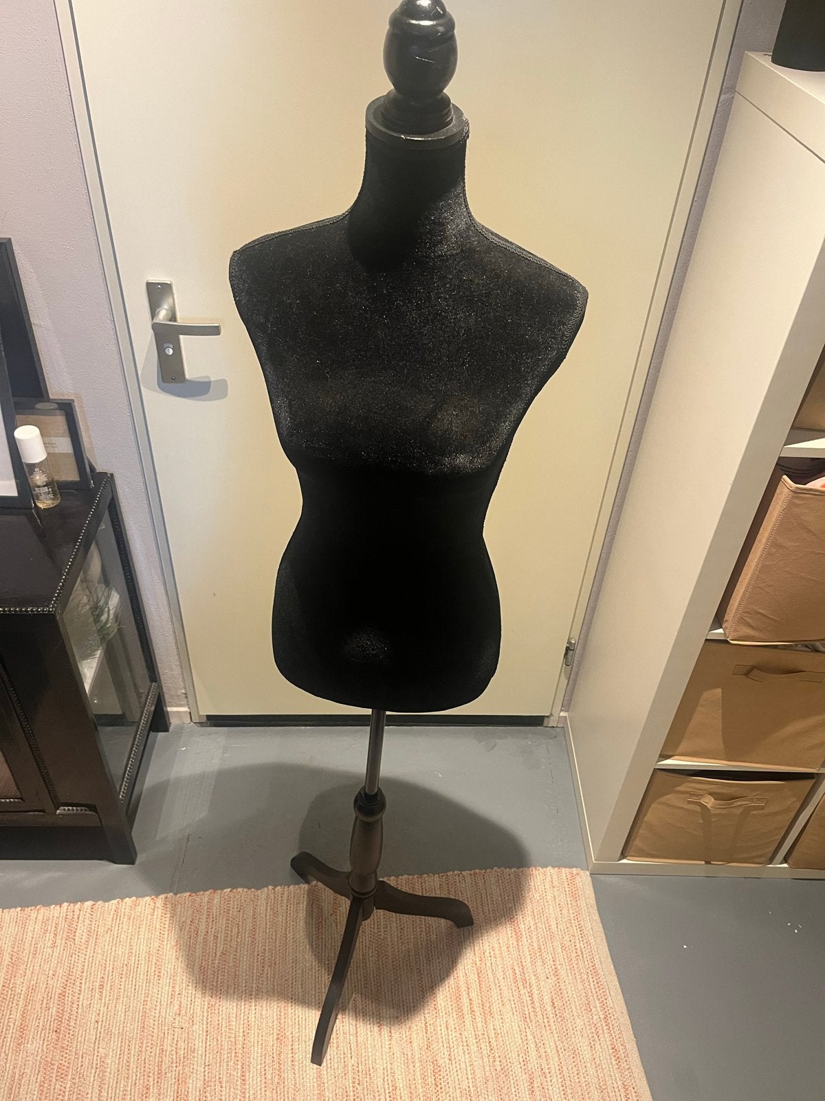 Zwart fluwelen paspop, 160 cm hoog, 36 cm breed, Ophalen, Zo goed als nieuw