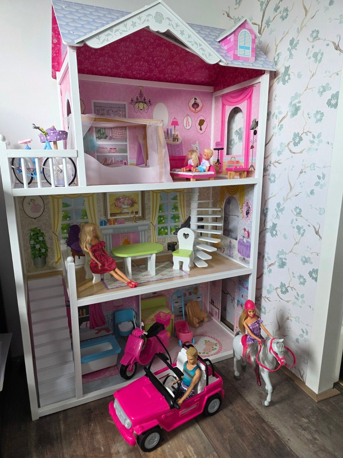 Groot poppenhuis met Barbie poppen en accessoires, Ophalen, Gebruikt, Poppenhuis