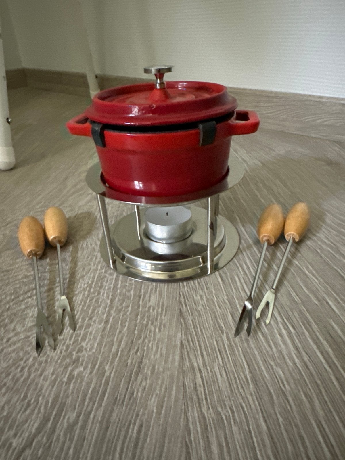 Rood gietijzeren chocolade fondue set van de Bijenkorf, Overige typen, Ophalen of Verzenden, Zo goed als nieuw, Metaal