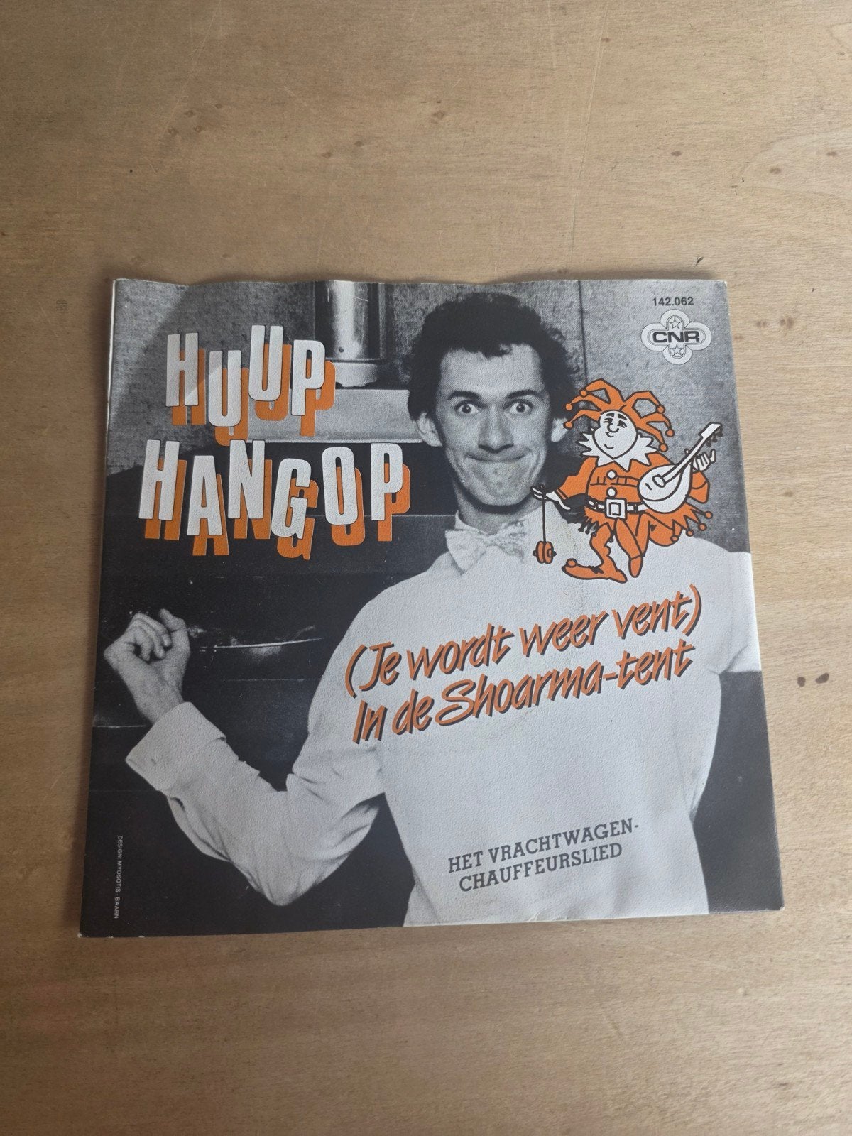 Huup Hangop - (je wordt weer vent) in de shoarma tent, Fotohoes, Ophalen of Verzenden, Gebruikt, Nederlandstalig