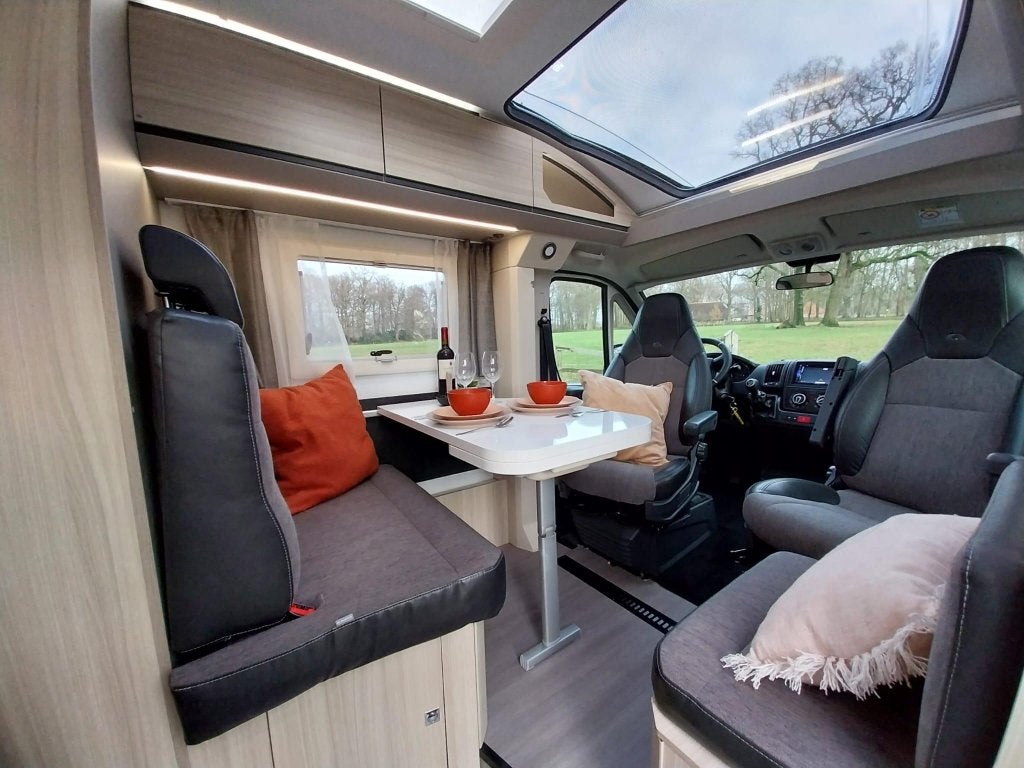 Luxe Adria Compact Axess 670SL met dubbele airco en trekhaak, Caravans en Kamperen, Niet ingevuld, Ringverwarming, Airbags, Bedrijf