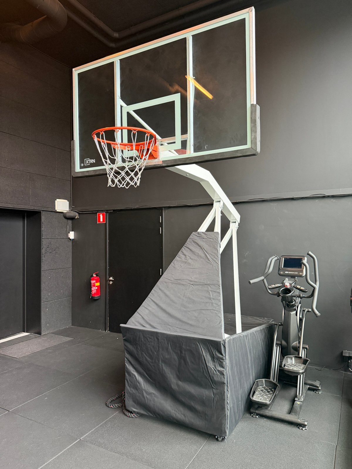 Professionele verplaatsbare basketbalinstallatie., Sport en Fitness, Ophalen, Zo goed als nieuw, Ring, Bord of Paal
