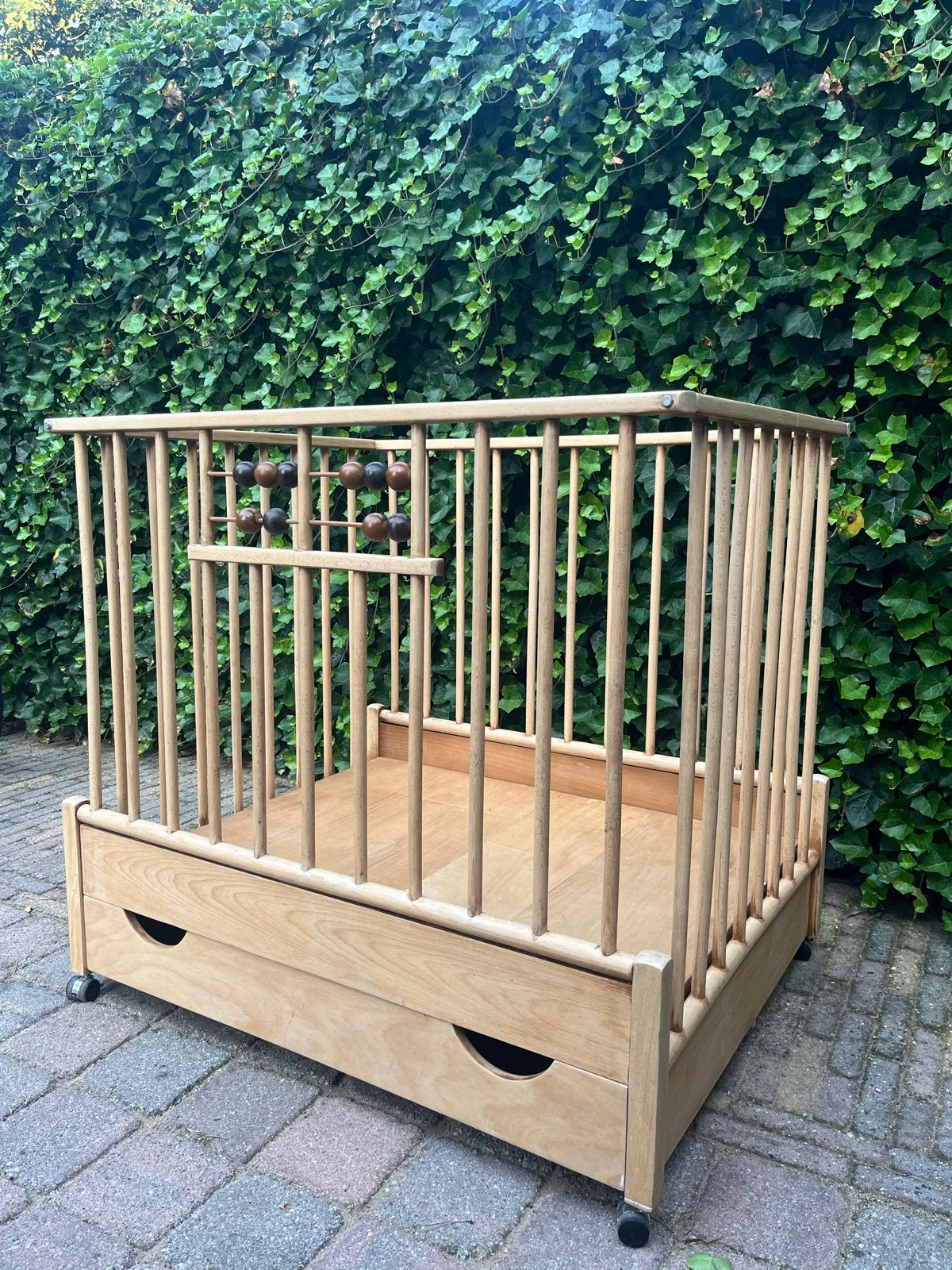 Vintage houten baby box met lades en kralen, Ophalen, Gebruikt, Wieltjes