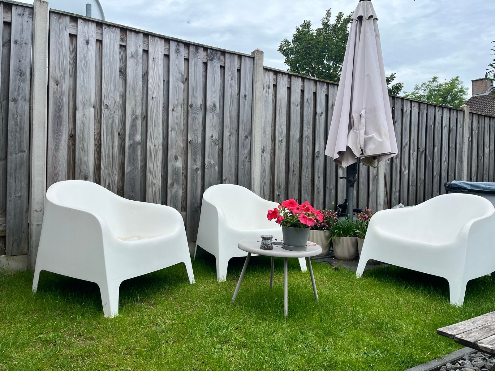 3x IKEA Skarpo witte kunststof kuipstoel, Ophalen, Gebruikt, Kunststof, Stapelbaar