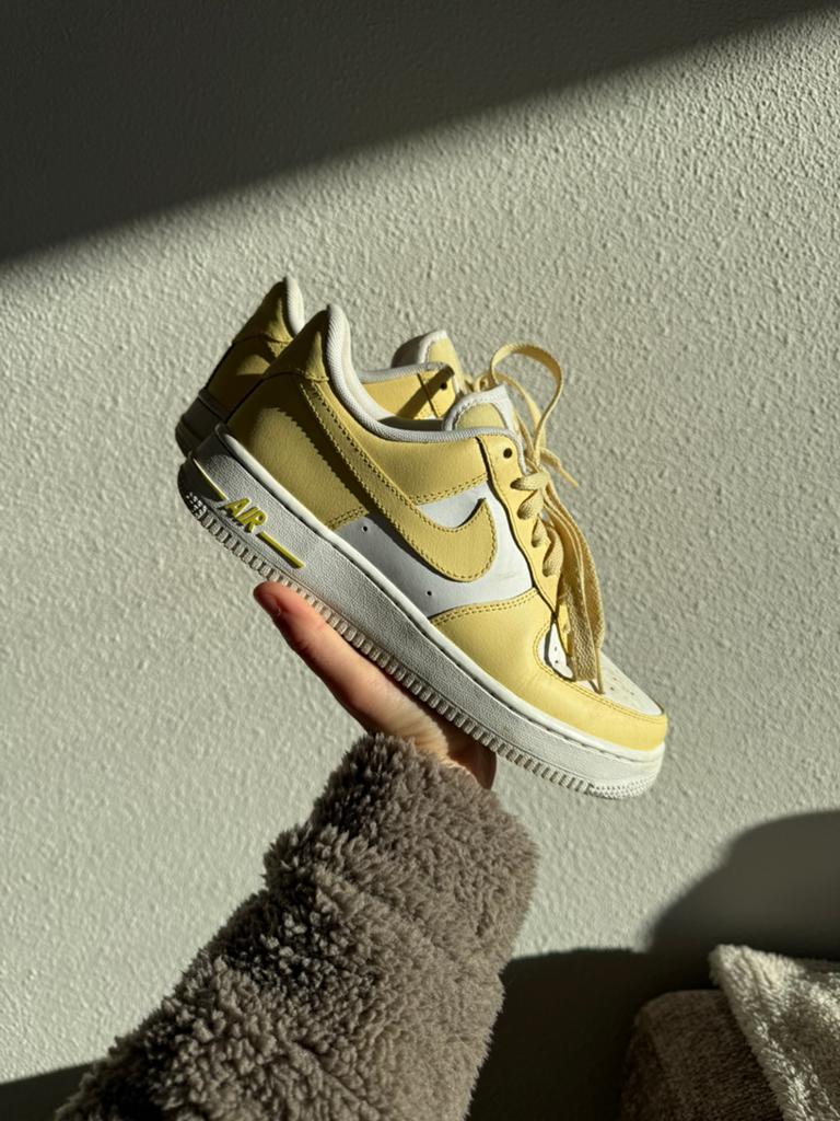 Nike air force butter yellow, Kleding | Dames, Schoenen, Verzenden, Zo goed als nieuw