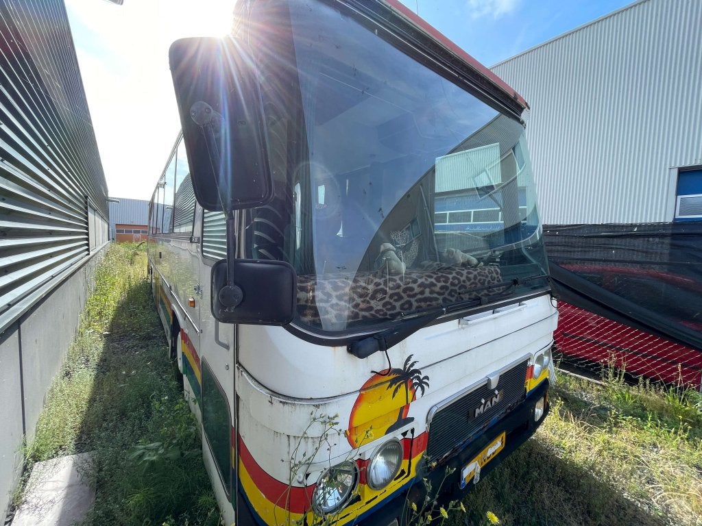 Te koop: Unieke Camperbus – Ingetimmerd Project met 6 Slaapp, Caravans en Kamperen, Particulier, Tot en met 6, 8 meter en meer
