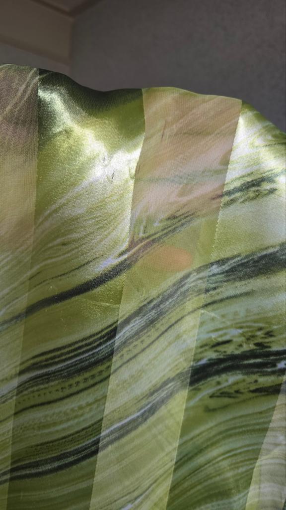 Groene sjaal met glans en abstract patroon, Kleding | Dames, Mutsen, Sjaals en Handschoenen, Zo goed als nieuw, Sjaal, Ophalen of Verzenden