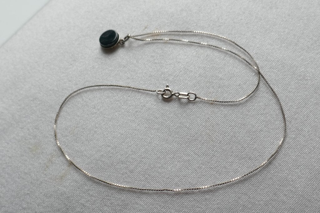 Zilveren hanger met onyx aan zilveren ketting, Verzenden, Zo goed als nieuw, Zilver, Zilver